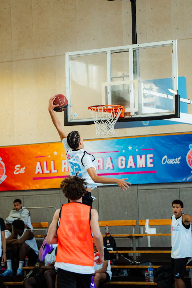Dunk lors du All Riviera Combine sous la bannière All Riviera Game