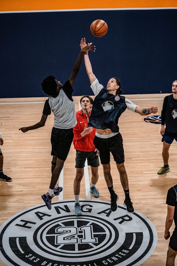 Entre-deux au Hangar 21, centre de basket 3x3