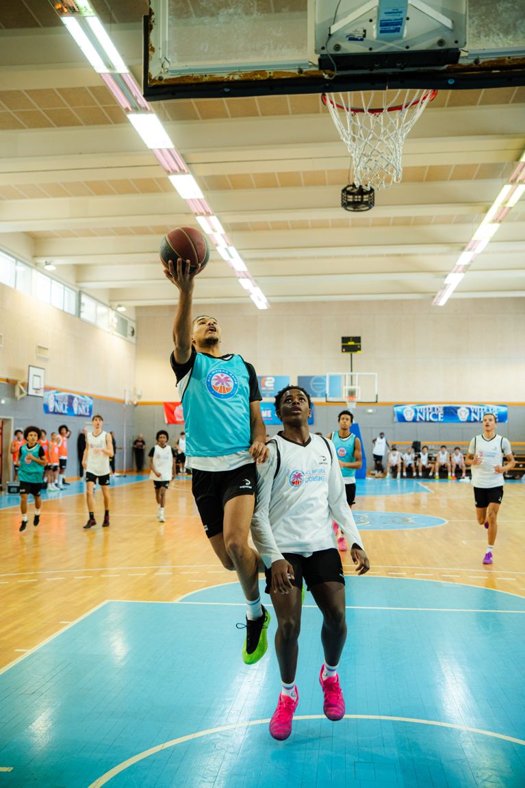 Le staff s'adressant aux joueurs du All Riviera Combine