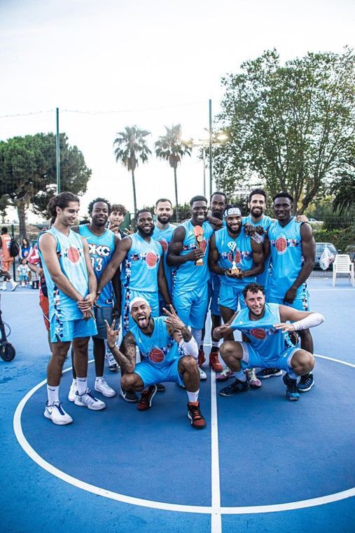 Équipe victorieuse avec son trophée sur le playground