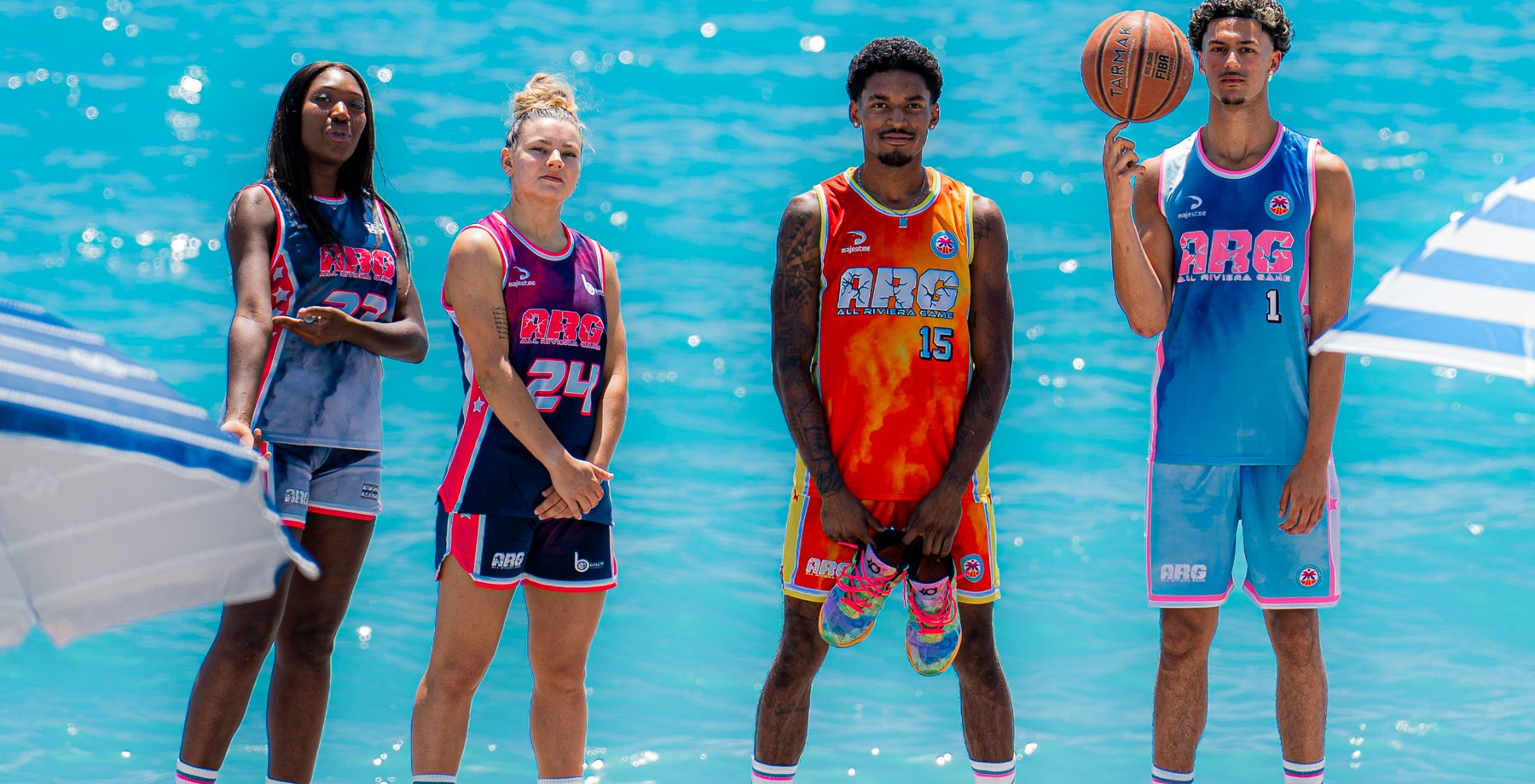 Joueurs du All Riviera Game en maillot sur la plage de galets face à la mer, Côte d'Azur