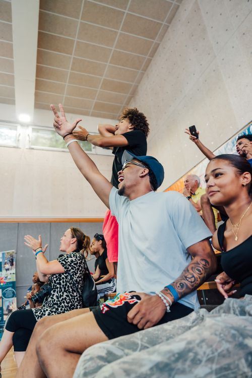 Le public debout dans les tribunes du All Riviera Game