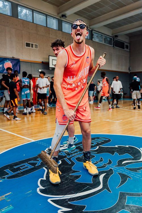 Célébration du balai après la victoire au All Riviera Game