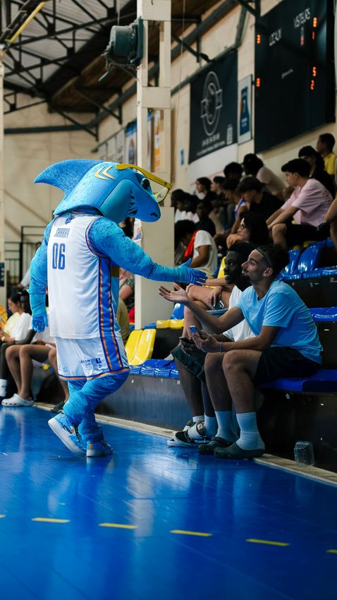 La mascotte des Sharks salue le public du All Riviera Game