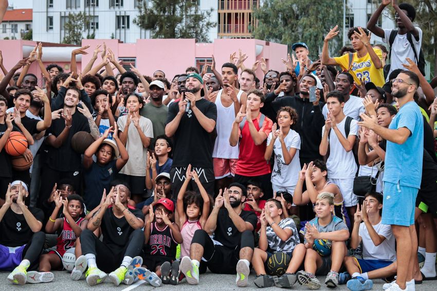 Photo de groupe avec les jeunes sur le playground
